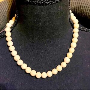 Vintage Plastic Bead Necklace 18 inches screws together Charming Demure Jewelry